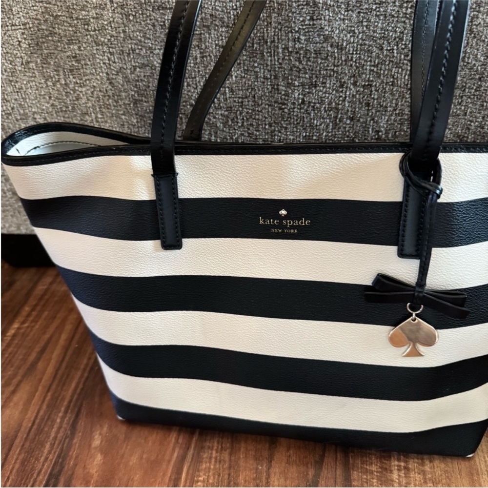 Kate Spade‎ New York Hawthorne Lane L Striped Tote bag EUC